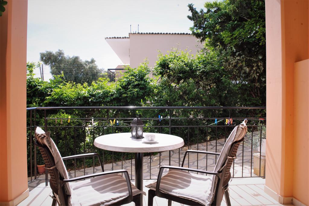 Marilena Studios And Apartments ปาเลโอกัสไตรซา ภายนอก รูปภาพ